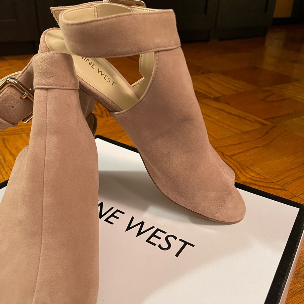New Nine West Natural Suede Chunky Heels Size 9M